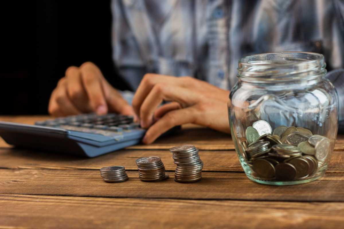 man-calculating-monthly-savings man-calculating-monthly-savings